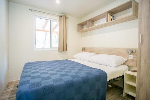 Postel nebo postele na pokoji v ubytování Mobile homes Premium MAGNOLIA Bijela Uvala
