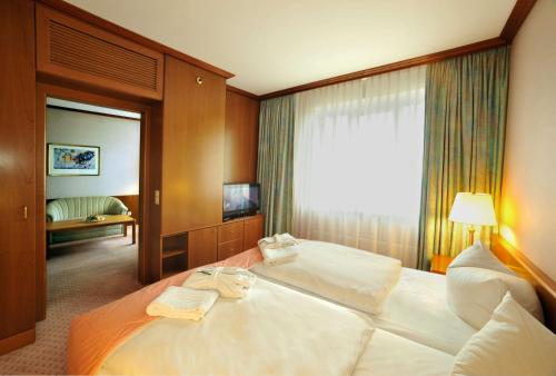 Radisson Blu Hotel Cottbus tesisinde bir odada yatak veya yataklar