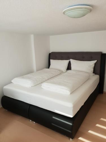 Кровать или кровати в номере Gasthaus Zur Stadt Triberg