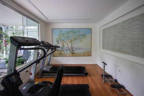 a room with a gym with a treadmill at Hotel Solar do Império in Petrópolis