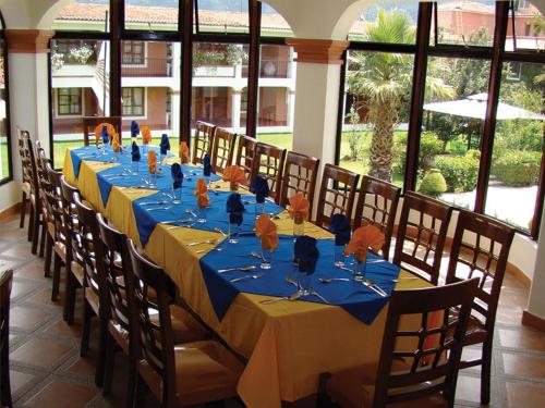 Un restaurante o sitio para comer en Hotel Arrecife de Coral