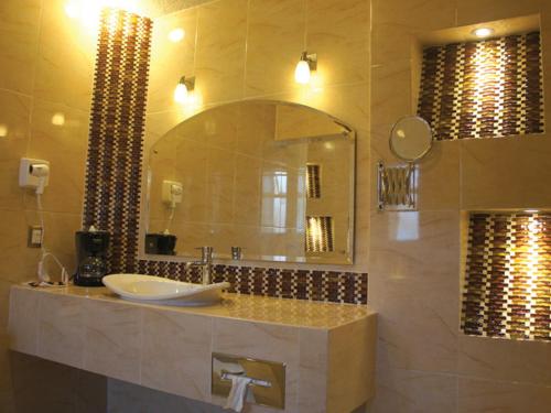 圣克里斯托瓦尔-德拉斯卡萨斯Hotel Arrecife de Coral的浴室里有洗手池和镜子