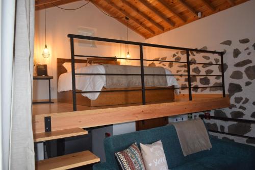 Tempat tidur susun dalam kamar di Casas da Ribeira