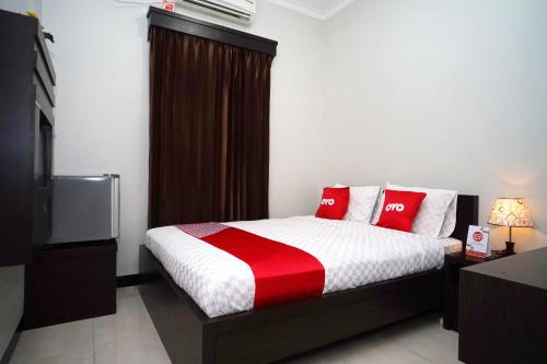 Postel nebo postele na pokoji v ubytování OYO 2038 Jasmine Guest House Balikpapan