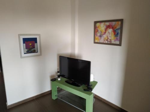 telewizor z płaskim ekranem siedzący na stole w pokoju w obiekcie Pantazopoulou square apartment (central railway) w Atenach