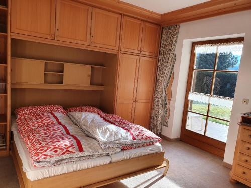 1 dormitorio con 1 cama en una habitación con ventana en Ferienwohnung Haiber, en Obermaiselstein