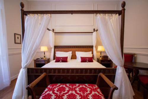 Hotel Solar do Império tesisinde bir odada yatak veya yataklar