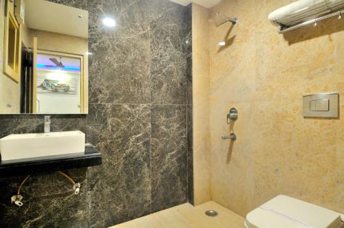 A bathroom at Hotel Prince Palace Deluxe - Behind Chabad House - Paharganj - New Delhi