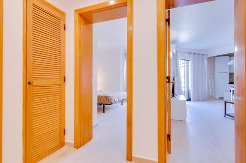eine Tür, die in ein Zimmer mit einem Schlafzimmer führt in der Unterkunft Tália - City Center - Vilamoura in Vilamoura