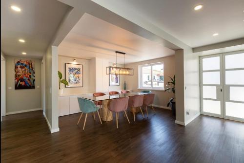 a kitchen and dining room with a table and chairs at Beach House DeLuxe in Glória