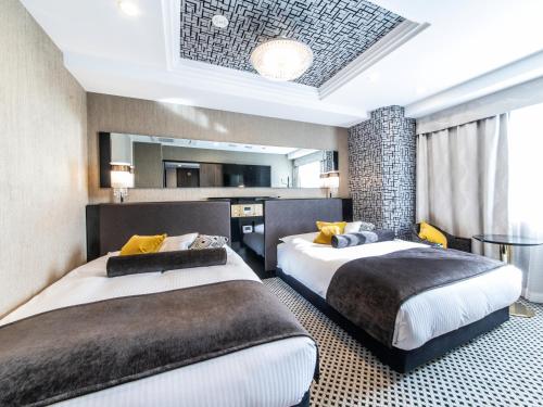 APA Hotel & Resort Midosuji Hommachi Eki Tower tesisinde bir odada yatak veya yataklar