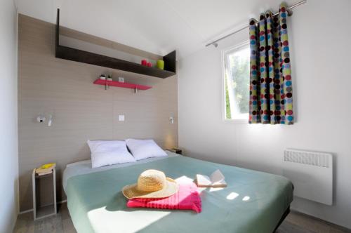 Ένα ή περισσότερα κρεβάτια σε δωμάτιο στο Camping Emeraude
