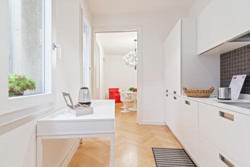 Ett kök eller pentry på San Fermo Luxury Apartment