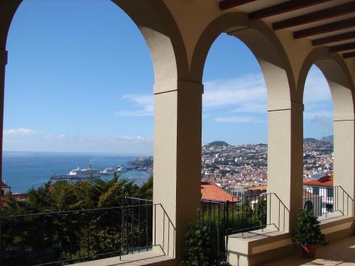 vue de l'océan depuis un bâtiment à colonnes dans l'établissement Purple Studio, à Funchal