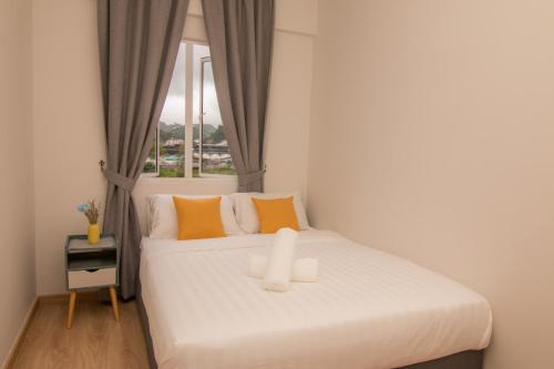 سرير أو أسرّة في غرفة في Cameron Highlands Modern7-Tea Plantation View-Premium Hotel Bed