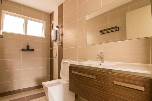y baño con aseo y lavamanos. en Cameron Highlands Modern7-Tea Plantation View-Premium Hotel Bed en Kampung Kuala Terla