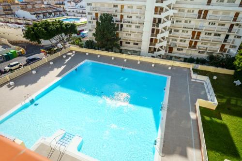 Vista de la piscina de MálagaSuite Carihuela Seaview o alrededores