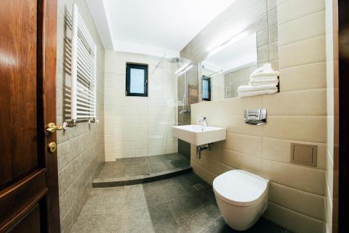 Ett badrum på Hotel Buchenland