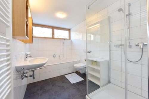 シュルンスにあるHaus Bahlのバスルーム(洗面台、トイレ、シャワー付)
