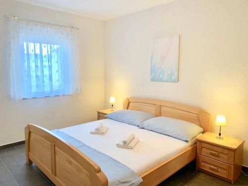 ein Schlafzimmer mit einem Bett, auf dem zwei Handtücher liegen in der Unterkunft Apartments Maric in Vodice
