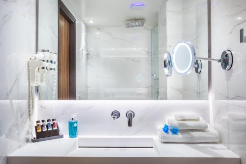 A bathroom at Imperial Plus Urban Smart Hotel Thessaloniki