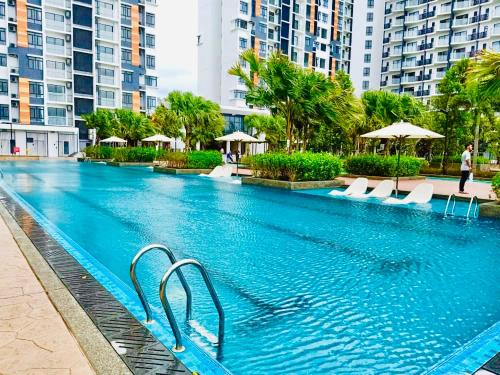 Swimming pool sa o malapit sa Eyu@Timurbay Seaview Residence