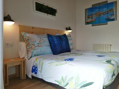 una camera con letto e testiera in legno di Vila De Premiá a Premiá de Mar