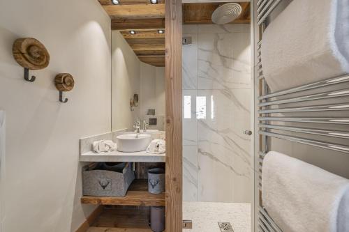 une salle de bain avec un lavabo et une douche dans l'établissement Penthouse Flèche - LES CHALETS COVAREL, à Val dʼIsère