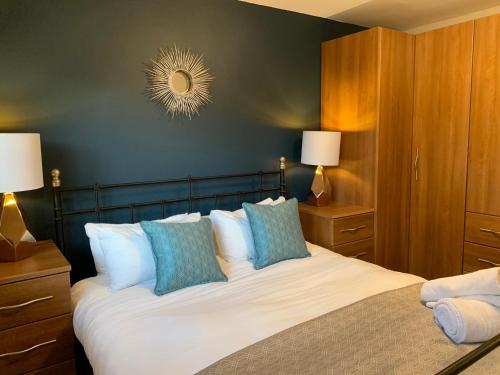 Un pat sau paturi într-o cameră la Two-Bedroom Apartment in Windsor
