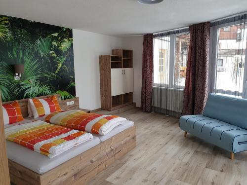 Un pat sau paturi într-o cameră la Gästehaus Falkenblick