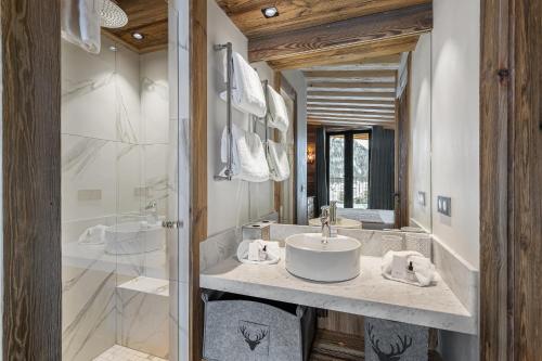 une salle de bain avec un lavabo et une douche dans l'établissement Penthouse Chamois - LES CHALETS COVAREL, à La Daille