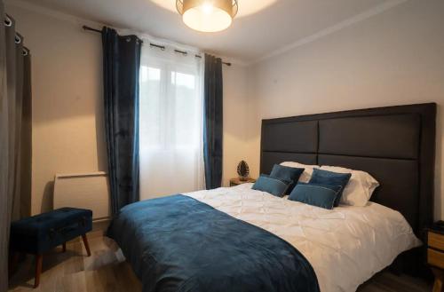 1 dormitorio con 1 cama grande con almohadas azules en LES RIVES MONTANS, en Montans
