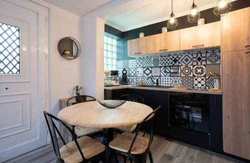 - une cuisine avec une table et des chaises en bois dans la chambre dans l'établissement LES RIVES MONTANS, à Montans