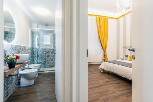 y baño con cama, lavabo y aseo. en Lorenzo de' Medici Family Home, en Florencia