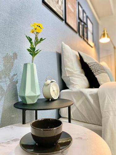 a table with a vase and a clock on it at Alo BnB 6 - Near IKEBUKURO, SHINJUKU, UENO, AKIHABARA - Self check-in in Tokyo