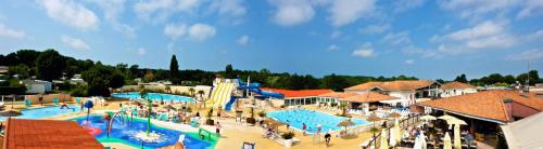 un grand parc d'attractions avec un parc aquatique dans l'établissement Camping Les Charmettes-Mobile Home Vacances, aux Mathes