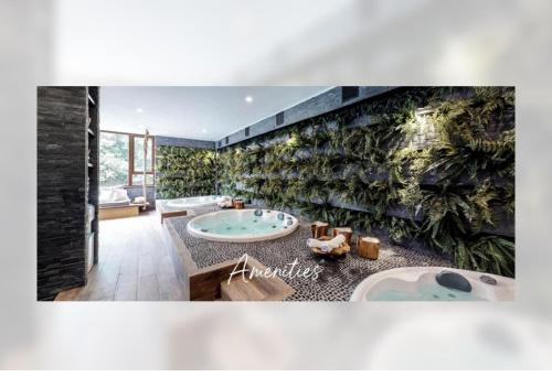 baño con 2 bañeras y una pared verde en Departamento de lujo a orillas del lago Wifi y Directv incluido en Pucón