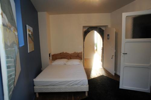 - une chambre avec un lit et une porte ouverte dans l'établissement Gite de la Ferme de Maria Blanca, à Bielle