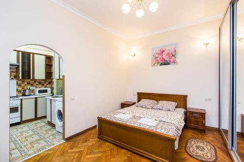 Giường trong phòng chung tại Квартира в центрі вулиця Балабана 29 біля Краківського ринку