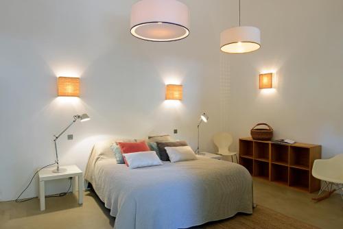 バルバッジョにあるLes Villas Verroustのベッドルーム1室(大型ベッド1台、枕2つ付)