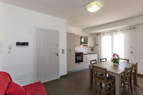a kitchen and dining room with a table and chairs at Spuma di mare in Gallipoli