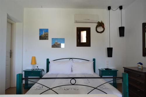 Кровать или кровати в номере Agnanti studios - sikinos