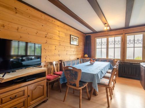 a dining room with a table with chairs and a television at Ferienwohnung mit Talblick in Todtmoos in Todtmoos