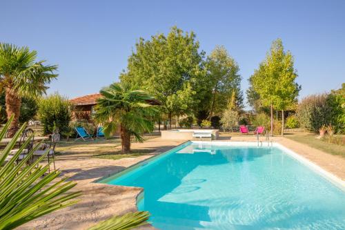 a swimming pool in the yard of a house at Auberge La Plaine in Chabrillan
