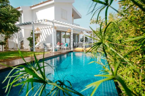 Πισίνα στο ή κοντά στο Island Home Seaside Villa