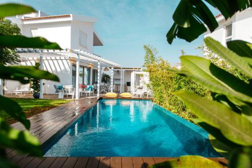 Πισίνα στο ή κοντά στο Island Home Seaside Villa