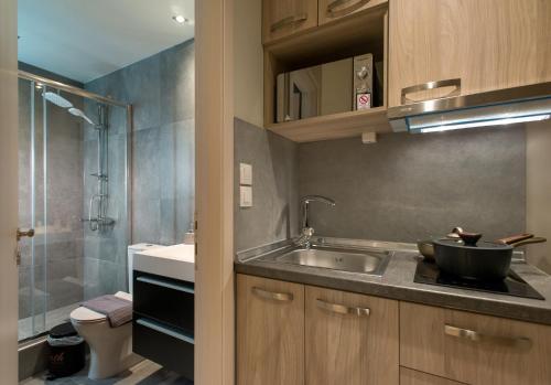 Un pequeño baño con lavabo y ducha. en City Center, en Tesalónica