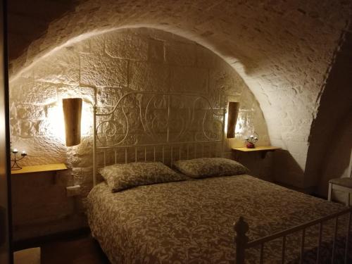 オストゥーニにあるIvoryの石壁のベッドルーム1室