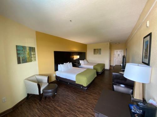 Katil atau katil-katil dalam bilik di Galveston Beach Hotel