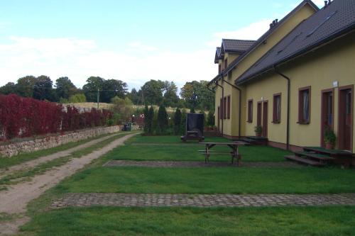 a yard with a picnic table and a building at Dom Wczasowy Pięciu Pomostów in Czaplinek